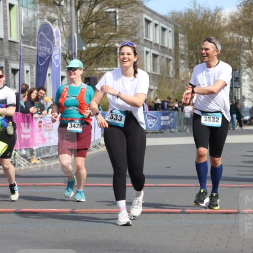 12.04.2026 - 45. Internationalen Wilhelmsburger Insellauf Strokosch-Dieckow http://msf.ph/oto/9480027 12.04.2026 11:48:13 Ziel 3533, 3532, 3457 meine-sportfotos.de