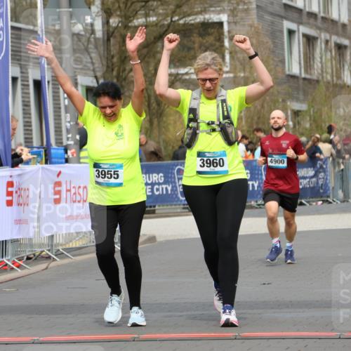 12.04.2026 - 45. Internationalen Wilhelmsburger Insellauf Strokosch-Dieckow http://msf.ph/oto/9480050 12.04.2026 13:27:42 Ziel 2969, 3888, 3960, 3955 meine-sportfotos.de