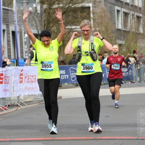 12.04.2026 - 45. Internationalen Wilhelmsburger Insellauf Strokosch-Dieckow http://msf.ph/oto/9480072 12.04.2026 13:27:41 Ziel 2969, 3888, 3960, 3955 meine-sportfotos.de