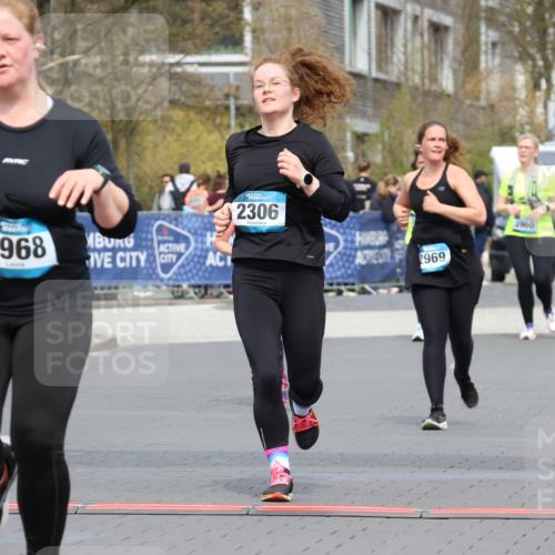12.04.2026 - 45. Internationalen Wilhelmsburger Insellauf Strokosch-Dieckow http://msf.ph/oto/9480228 12.04.2026 13:27:34 Ziel 2968, 2306, 2969 meine-sportfotos.de