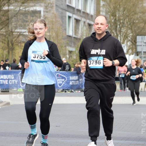 12.04.2026 - 45. Internationalen Wilhelmsburger Insellauf Strokosch-Dieckow http://msf.ph/oto/9480271 12.04.2026 13:27:24 Ziel 2721, 3756, 3755 meine-sportfotos.de