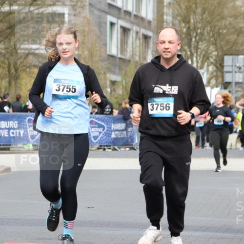 12.04.2026 - 45. Internationalen Wilhelmsburger Insellauf Strokosch-Dieckow http://msf.ph/oto/9480278 12.04.2026 13:27:24 Ziel 2721, 3756, 3755 meine-sportfotos.de