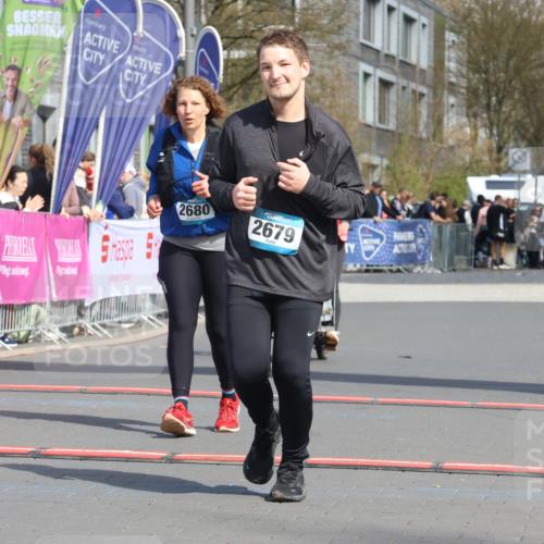 12.04.2026 - 45. Internationalen Wilhelmsburger Insellauf Strokosch-Dieckow http://msf.ph/oto/9480657 12.04.2026 11:54:47 Ziel 2679, 2680 meine-sportfotos.de