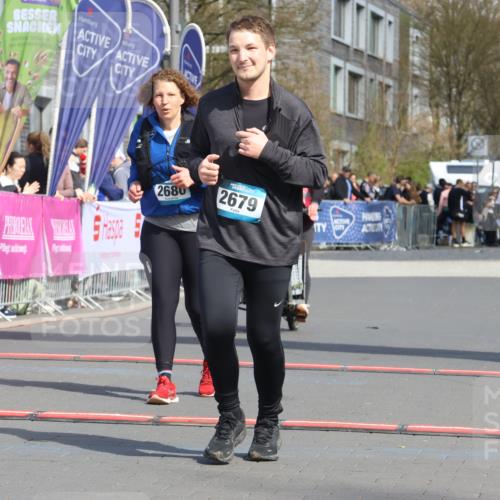 12.04.2026 - 45. Internationalen Wilhelmsburger Insellauf Strokosch-Dieckow http://msf.ph/oto/9480662 12.04.2026 11:54:47 Ziel 2679, 2680 meine-sportfotos.de