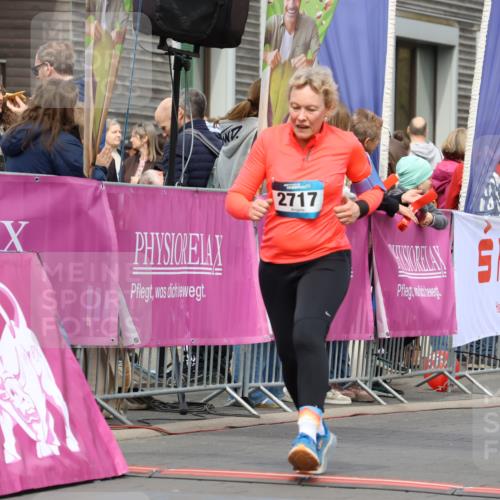 12.04.2026 - 45. Internationalen Wilhelmsburger Insellauf Strokosch-Dieckow http://msf.ph/oto/9480877 12.04.2026 13:26:13 Ziel 4604, 4790, 2717 meine-sportfotos.de