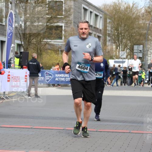 12.04.2026 - 45. Internationalen Wilhelmsburger Insellauf Strokosch-Dieckow http://msf.ph/oto/9480904 12.04.2026 13:26:11 Ziel 3649, 4604, 4790, 2717 meine-sportfotos.de