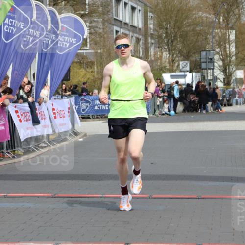 12.04.2026 - 45. Internationalen Wilhelmsburger Insellauf Strokosch-Dieckow http://msf.ph/oto/9480938 12.04.2026 12:46:39 Ziel 4093 meine-sportfotos.de