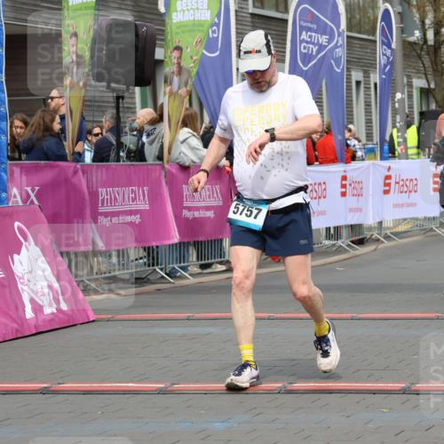 12.04.2026 - 45. Internationalen Wilhelmsburger Insellauf Strokosch-Dieckow http://msf.ph/oto/9480950 12.04.2026 13:26:07 Ziel 5757, 3649, 4604 meine-sportfotos.de