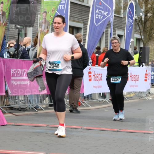 12.04.2026 - 45. Internationalen Wilhelmsburger Insellauf Strokosch-Dieckow http://msf.ph/oto/9481018 12.04.2026 13:25:46 Ziel 2848, 2258, 2257 meine-sportfotos.de