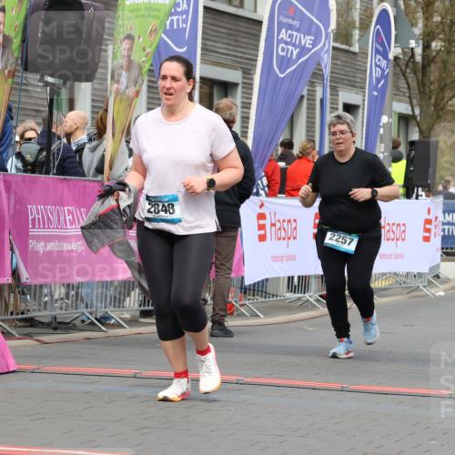 12.04.2026 - 45. Internationalen Wilhelmsburger Insellauf Strokosch-Dieckow http://msf.ph/oto/9481024 12.04.2026 13:25:46 Ziel 2848, 2258, 2257 meine-sportfotos.de