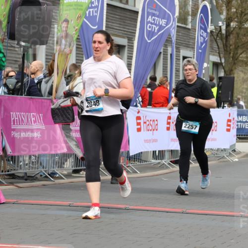 12.04.2026 - 45. Internationalen Wilhelmsburger Insellauf Strokosch-Dieckow http://msf.ph/oto/9481040 12.04.2026 13:25:46 Ziel 2848, 2258, 2257 meine-sportfotos.de