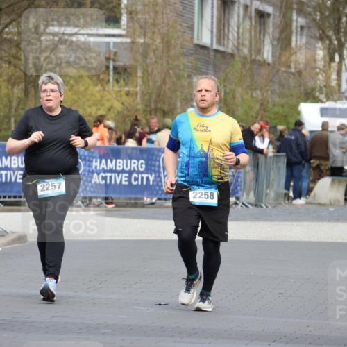 12.04.2026 - 45. Internationalen Wilhelmsburger Insellauf Strokosch-Dieckow http://msf.ph/oto/9481046 12.04.2026 13:25:44 Ziel 2848, 2258, 2257 meine-sportfotos.de