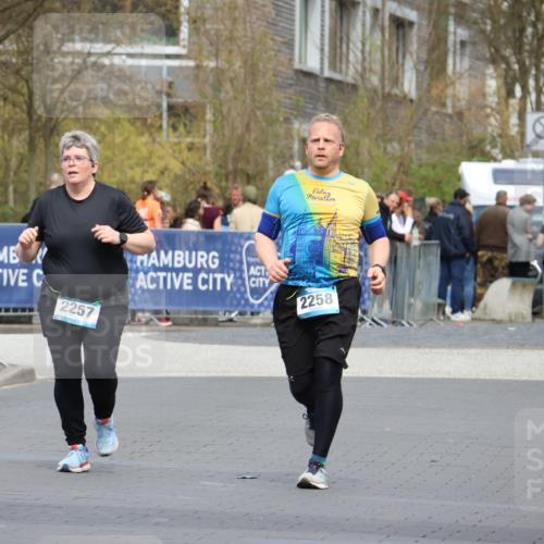 12.04.2026 - 45. Internationalen Wilhelmsburger Insellauf Strokosch-Dieckow http://msf.ph/oto/9481060 12.04.2026 13:25:44 Ziel 2848, 2258, 2257 meine-sportfotos.de