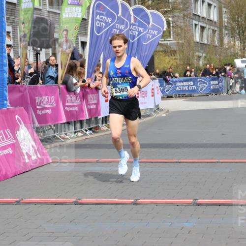 12.04.2026 - 45. Internationalen Wilhelmsburger Insellauf Strokosch-Dieckow http://msf.ph/oto/9481097 12.04.2026 12:47:11 Ziel 5365 meine-sportfotos.de