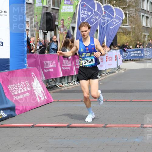 12.04.2026 - 45. Internationalen Wilhelmsburger Insellauf Strokosch-Dieckow http://msf.ph/oto/9481138 12.04.2026 12:47:11 Ziel 5365 meine-sportfotos.de