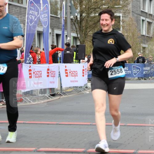 12.04.2026 - 45. Internationalen Wilhelmsburger Insellauf Strokosch-Dieckow http://msf.ph/oto/9481141 12.04.2026 13:25:25 Ziel 4751, 2558, 2557 meine-sportfotos.de