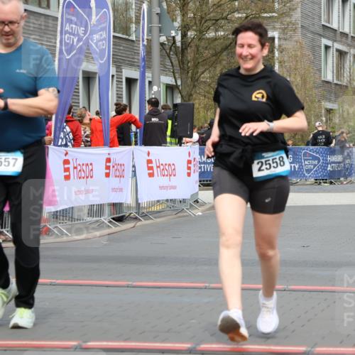 12.04.2026 - 45. Internationalen Wilhelmsburger Insellauf Strokosch-Dieckow http://msf.ph/oto/9481151 12.04.2026 13:25:25 Ziel 4751, 2558, 2557 meine-sportfotos.de