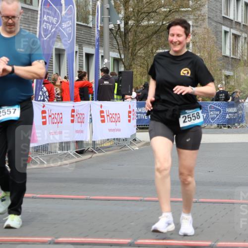 12.04.2026 - 45. Internationalen Wilhelmsburger Insellauf Strokosch-Dieckow http://msf.ph/oto/9481161 12.04.2026 13:25:25 Ziel 4751, 2558, 2557 meine-sportfotos.de