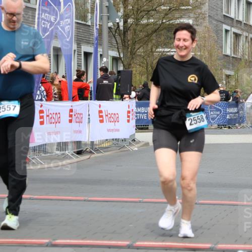 12.04.2026 - 45. Internationalen Wilhelmsburger Insellauf Strokosch-Dieckow http://msf.ph/oto/9481171 12.04.2026 13:25:25 Ziel 4751, 2558, 2557 meine-sportfotos.de