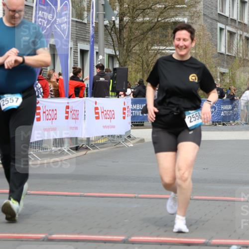 12.04.2026 - 45. Internationalen Wilhelmsburger Insellauf Strokosch-Dieckow http://msf.ph/oto/9481181 12.04.2026 13:25:25 Ziel 4751, 2558, 2557 meine-sportfotos.de
