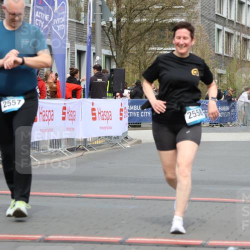 12.04.2026 - 45. Internationalen Wilhelmsburger Insellauf Strokosch-Dieckow http://msf.ph/oto/9481190 12.04.2026 13:25:25 Ziel 4751, 2558, 2557 meine-sportfotos.de