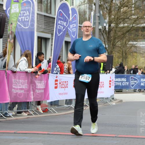 12.04.2026 - 45. Internationalen Wilhelmsburger Insellauf Strokosch-Dieckow http://msf.ph/oto/9481201 12.04.2026 13:25:24 Ziel 5021, 4751, 2558, 2557 meine-sportfotos.de