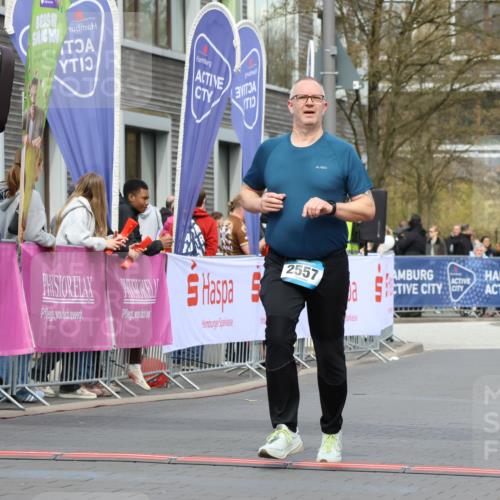 12.04.2026 - 45. Internationalen Wilhelmsburger Insellauf Strokosch-Dieckow http://msf.ph/oto/9481211 12.04.2026 13:25:24 Ziel 5021, 4751, 2558, 2557 meine-sportfotos.de