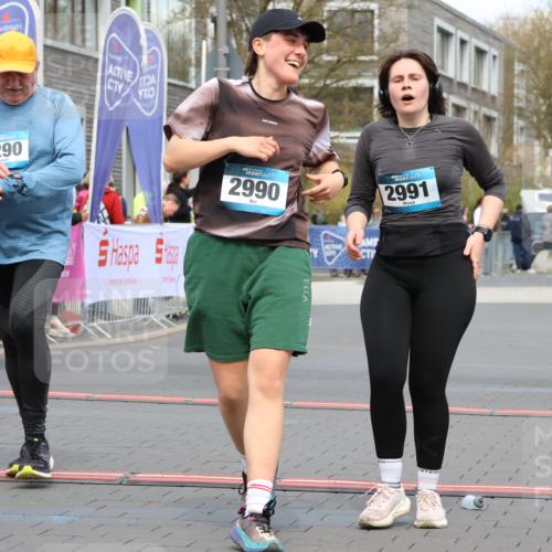 12.04.2026 - 45. Internationalen Wilhelmsburger Insellauf Strokosch-Dieckow http://msf.ph/oto/9481293 12.04.2026 13:25:10 Ziel 2290, 4812, 2990, 2991, 2012 meine-sportfotos.de