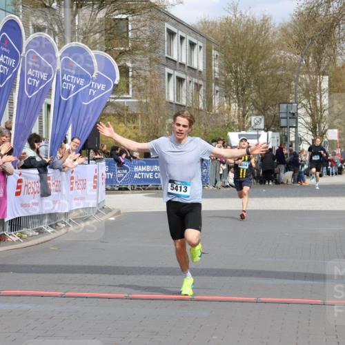 12.04.2026 - 45. Internationalen Wilhelmsburger Insellauf Strokosch-Dieckow http://msf.ph/oto/9481346 12.04.2026 12:47:29 Ziel 5413 meine-sportfotos.de