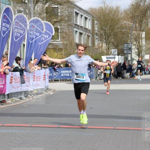 12.04.2026 - 45. Internationalen Wilhelmsburger Insellauf Strokosch-Dieckow http://msf.ph/oto/9481355 12.04.2026 12:47:29 Ziel 5413 meine-sportfotos.de
