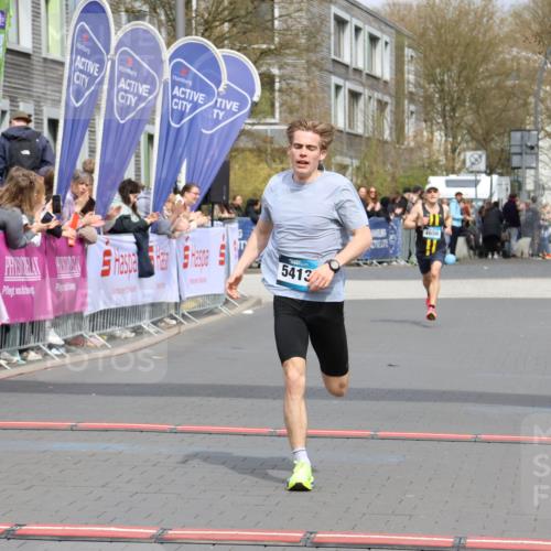 12.04.2026 - 45. Internationalen Wilhelmsburger Insellauf Strokosch-Dieckow http://msf.ph/oto/9481417 12.04.2026 12:47:30 Ziel 5413, 4656 meine-sportfotos.de