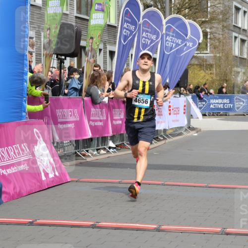 12.04.2026 - 45. Internationalen Wilhelmsburger Insellauf Strokosch-Dieckow http://msf.ph/oto/9481466 12.04.2026 12:47:33 Ziel 5413, 4656, 5556 meine-sportfotos.de