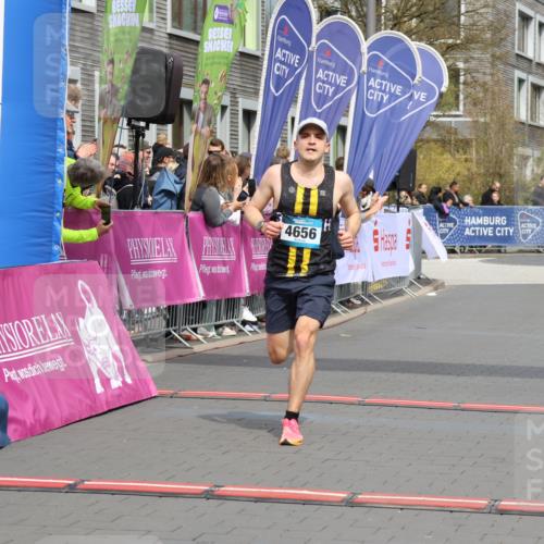 12.04.2026 - 45. Internationalen Wilhelmsburger Insellauf Strokosch-Dieckow http://msf.ph/oto/9481473 12.04.2026 12:47:34 Ziel 5413, 4656, 5556 meine-sportfotos.de
