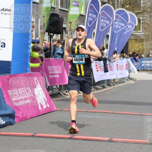 12.04.2026 - 45. Internationalen Wilhelmsburger Insellauf Strokosch-Dieckow http://msf.ph/oto/9481514 12.04.2026 12:47:34 Ziel 5413, 4656, 5556 meine-sportfotos.de