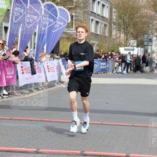12.04.2026 - 45. Internationalen Wilhelmsburger Insellauf Strokosch-Dieckow http://msf.ph/oto/9481591 12.04.2026 12:47:37 Ziel 4656, 5556, 5709 meine-sportfotos.de