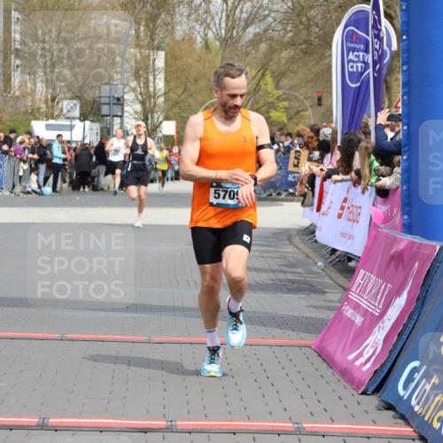 12.04.2026 - 45. Internationalen Wilhelmsburger Insellauf Strokosch-Dieckow http://msf.ph/oto/9481605 12.04.2026 12:47:39 Ziel 5556, 5709 meine-sportfotos.de