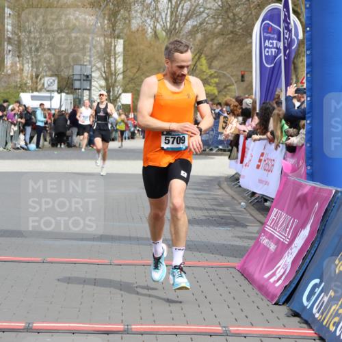 12.04.2026 - 45. Internationalen Wilhelmsburger Insellauf Strokosch-Dieckow http://msf.ph/oto/9481613 12.04.2026 12:47:39 Ziel 5556, 5709 meine-sportfotos.de