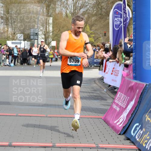 12.04.2026 - 45. Internationalen Wilhelmsburger Insellauf Strokosch-Dieckow http://msf.ph/oto/9481620 12.04.2026 12:47:39 Ziel 5556, 5709 meine-sportfotos.de