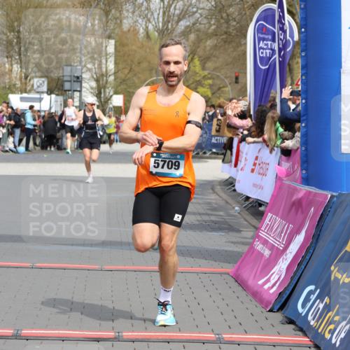 12.04.2026 - 45. Internationalen Wilhelmsburger Insellauf Strokosch-Dieckow http://msf.ph/oto/9481644 12.04.2026 12:47:39 Ziel 5556, 5709 meine-sportfotos.de