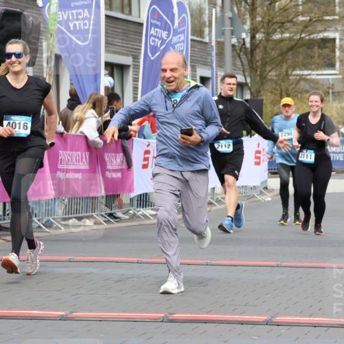 12.04.2026 - 45. Internationalen Wilhelmsburger Insellauf Strokosch-Dieckow http://msf.ph/oto/9481647 12.04.2026 13:25:02 Ziel 3936, 4908, 4016, 2111, 2112, 2290 meine-sportfotos.de