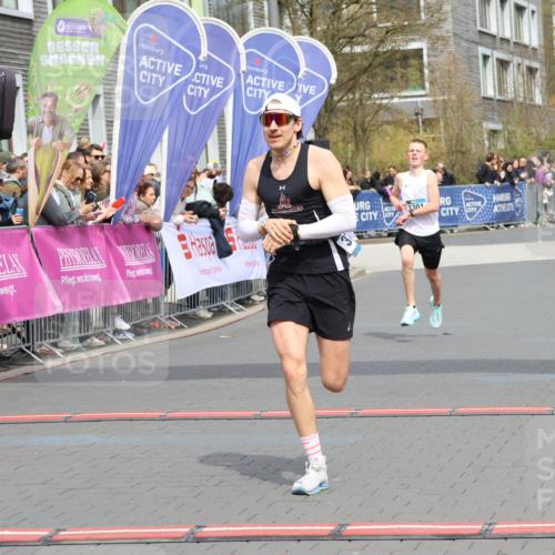 12.04.2026 - 45. Internationalen Wilhelmsburger Insellauf Strokosch-Dieckow http://msf.ph/oto/9481660 12.04.2026 12:47:44 Ziel 3750, 3301 meine-sportfotos.de