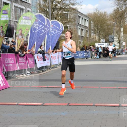 12.04.2026 - 45. Internationalen Wilhelmsburger Insellauf Strokosch-Dieckow http://msf.ph/oto/9481932 12.04.2026 12:48:01 Ziel 5495 meine-sportfotos.de
