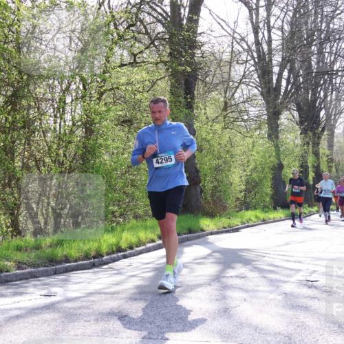 12.04.2026 - 45. Internationalen Wilhelmsburger Insellauf Yannick Fuchs http://msf.ph/oto/9482010 12.04.2026 10:30:15 Laufen 4295, 4649 meine-sportfotos.de
