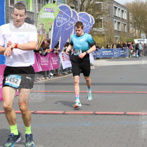 12.04.2026 - 45. Internationalen Wilhelmsburger Insellauf Strokosch-Dieckow http://msf.ph/oto/9482128 12.04.2026 12:48:09 Ziel 3452, 4877, 4874 meine-sportfotos.de
