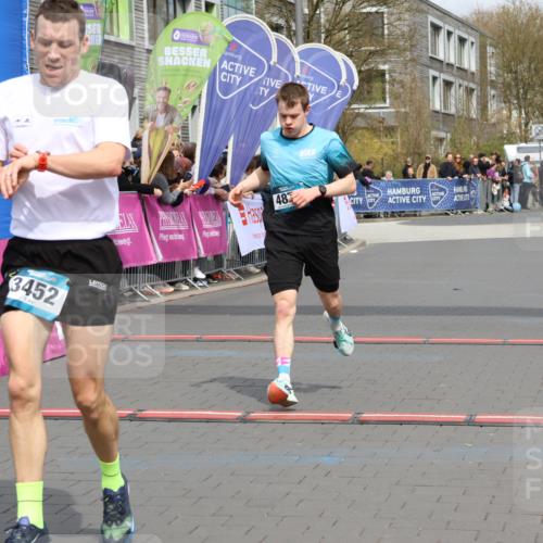 12.04.2026 - 45. Internationalen Wilhelmsburger Insellauf Strokosch-Dieckow http://msf.ph/oto/9482137 12.04.2026 12:48:09 Ziel 3452, 4877, 4874 meine-sportfotos.de