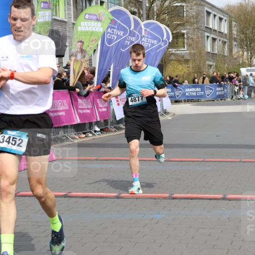 12.04.2026 - 45. Internationalen Wilhelmsburger Insellauf Strokosch-Dieckow http://msf.ph/oto/9482143 12.04.2026 12:48:09 Ziel 3452, 4877, 4874 meine-sportfotos.de