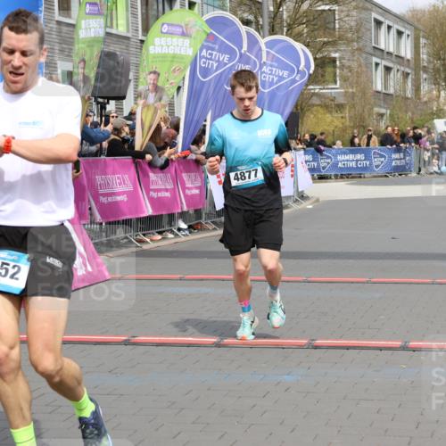 12.04.2026 - 45. Internationalen Wilhelmsburger Insellauf Strokosch-Dieckow http://msf.ph/oto/9482160 12.04.2026 12:48:09 Ziel 3452, 4877, 4874 meine-sportfotos.de