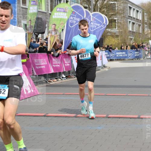 12.04.2026 - 45. Internationalen Wilhelmsburger Insellauf Strokosch-Dieckow http://msf.ph/oto/9482166 12.04.2026 12:48:09 Ziel 3452, 4877, 4874 meine-sportfotos.de
