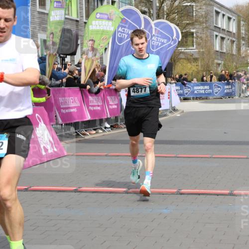 12.04.2026 - 45. Internationalen Wilhelmsburger Insellauf Strokosch-Dieckow http://msf.ph/oto/9482174 12.04.2026 12:48:09 Ziel 3452, 4877, 4874 meine-sportfotos.de