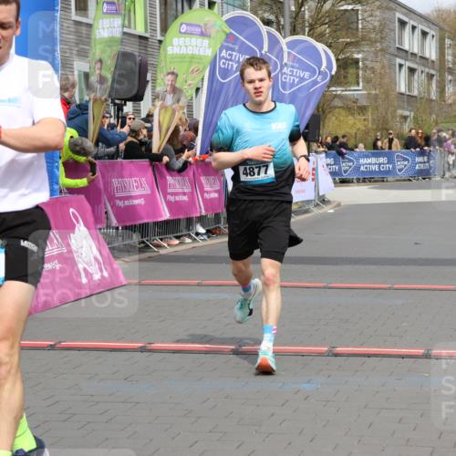 12.04.2026 - 45. Internationalen Wilhelmsburger Insellauf Strokosch-Dieckow http://msf.ph/oto/9482184 12.04.2026 12:48:09 Ziel 3452, 4877, 4874 meine-sportfotos.de